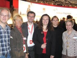 Die Stellvertretende Parteivorsitzende freut sich mit der Dürener Delegation über ihr Wahlergebnis: Richard Halver, stel